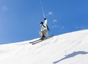 开云体育平台APP-红牛二队鏖战阿斯顿马丁，佩雷兹领军逆袭，策略与勇气的胜利