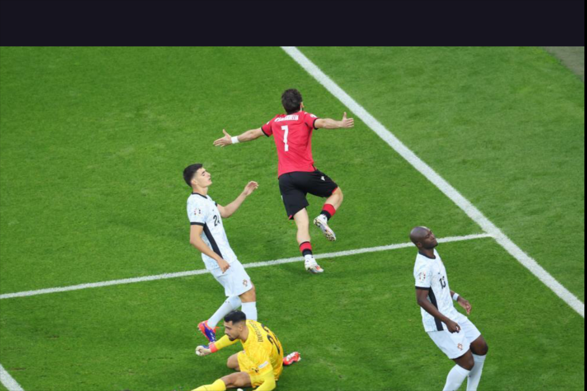 欧预赛激烈对决，球员奋勇拼搏