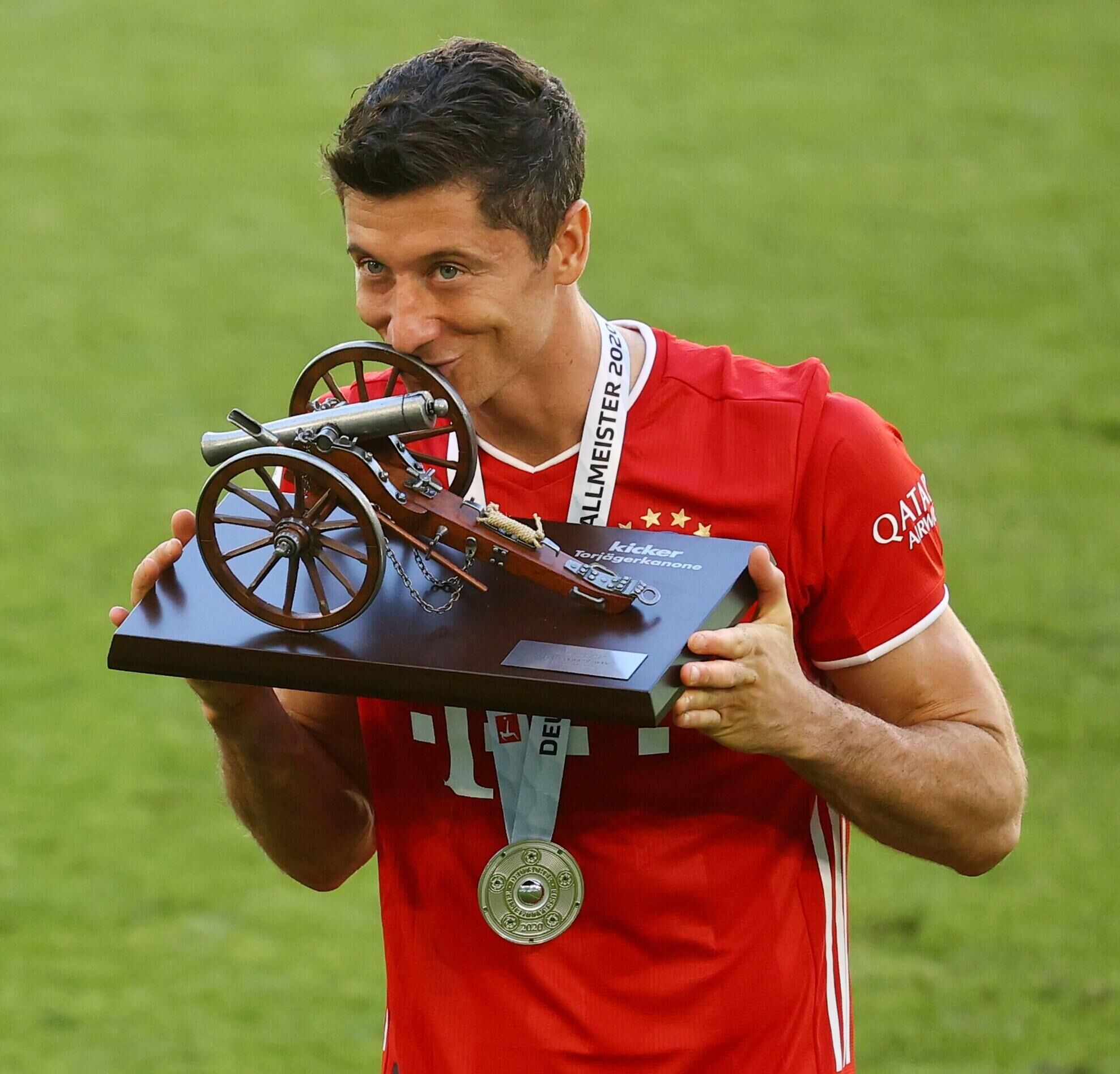 莱万多夫斯基获得金球奖,成为焦点的简单介绍 莱万多夫斯基获得金球奖,成为焦点的简单介绍