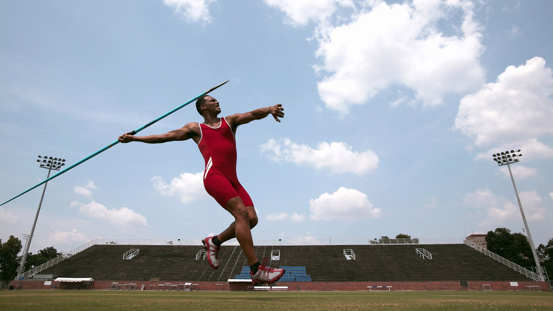 绿茵场与硬木地板的交响，当西甲德比点燃战火，灰熊在波士顿写下新章