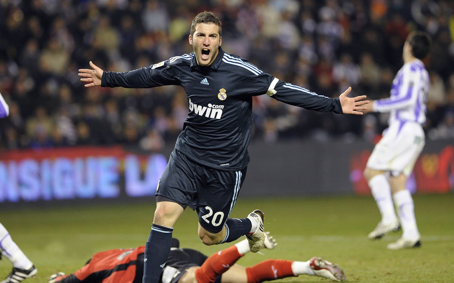 暗夜极速，欧文一骑绝尘，改写F1街道赛命运