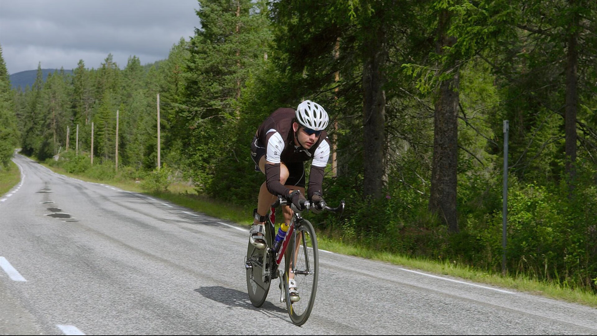 赛道上的风暴,红牛二队轻取哈斯,阿隆索状态火热再掀狂潮